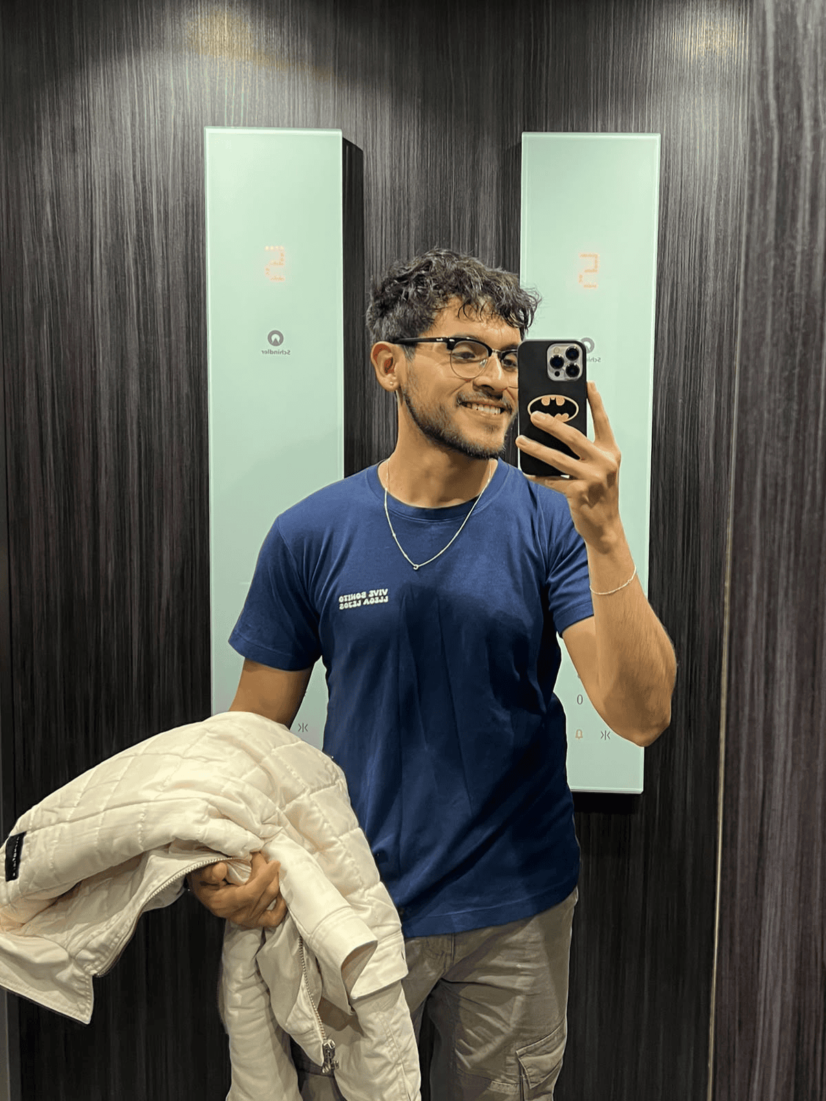 Gerson Heredia usando el polo azul VASIC Vive bonito, llega lejos