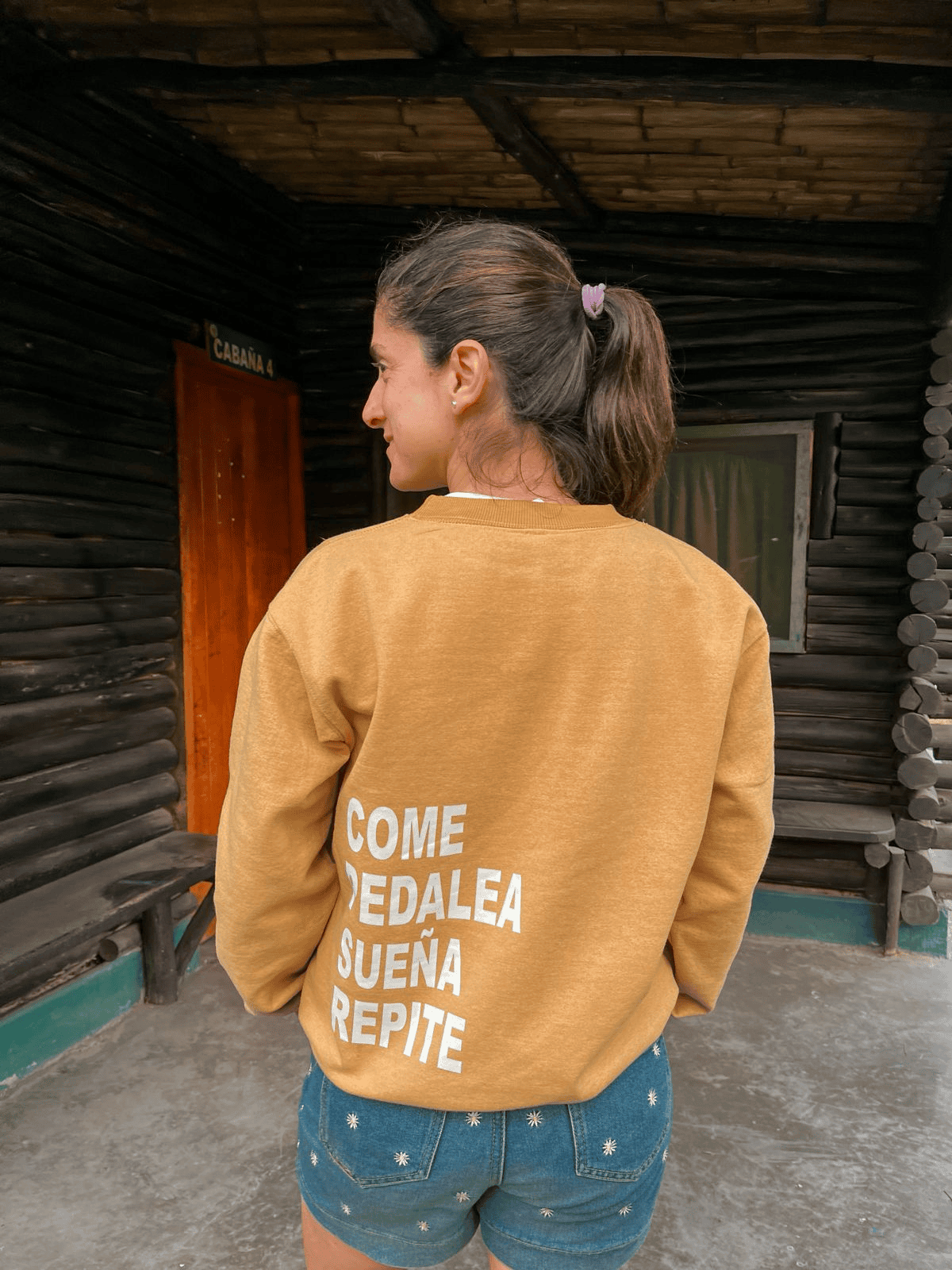 Marisu usando la polera VASIC Come, pedalea, sueña, repite