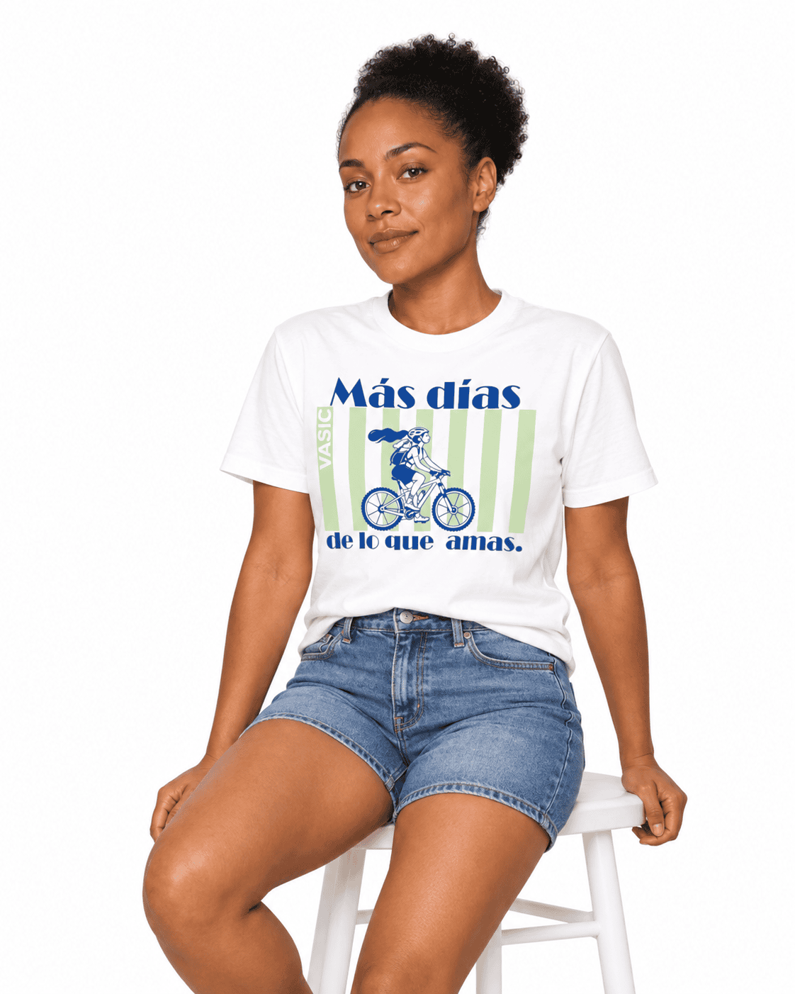 Retrato casual con camiseta blanca estampada Polo Base | Más Días de lo que Amas - Imagen 1